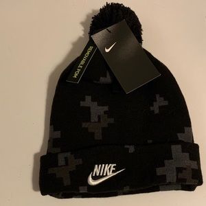 NWT Nike hat (black with gray)